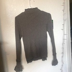 Lulu’s grey ribbed turtleneck w frilled detailing